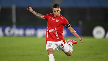 America de Cali's midfielder #08 Juan Fernando Quintero kicks the ball during the Copa Sudamericana group stage football match between Uruguay's Racing and Colombia's America de Cali at the Centenario stadium in Montevideo on April 2, 2025. (Photo by Eitan ABRAMOVICH / AFP)