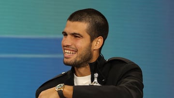 NEW YORK, NEW YORK - SEPTEMBER 08: US Open 2025 Champion Carlos Alcaraz of Spain smiles as he holds the Men's Singles trophy while filming for the Today Show following his victory over Jannik Sinner of Italy in the Men's Singles Final at Rockefeller Plaza on September 08, 2025 in New York City. Clive Brunskill/Getty Images/AFP (Photo by CLIVE BRUNSKILL / GETTY IMAGES NORTH AMERICA / Getty Images via AFP)