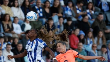 SAN SEBASTIÁN, 02/11/2025.- Edna Imade (i) de la Real Sociedad, e Irene Paredes, del Barcelona, durante el partido de fútbol de Liga F disputado este domingo en San Sebastián. EFE/ Juan Herrero