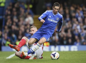 En enero de 2011, tras 142 partidos y 81 goles con los «Reds», fue fichado por el Chelsea por 50 millones de libras. A pesar del precio pagado por los 'Blues' el delantero de Fuenlabrada no mostró su nivel visto en Anfield.