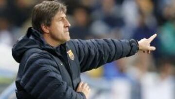 El segundo entrenador del FC Barcelona, Jordi Roura, hace indicaciones a sus jugadores durante el partido de vuelta de los cuartos de final de la Copa del Rey que Málaga CF y FC Barcelona están disputando, esta noche, en el estadio de la Rosaleda, en Málaga.