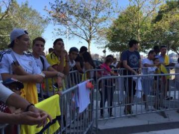 Aficionados colombianos esperan por los jugadores de la Selección en el Hotel W Hoboken.