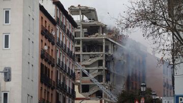 GRAF3989. MADRID, 20/01/2021.- Al menos tres personas han muerto tras la explosión que ha provocado el derrumbe de parte de un edificio de seis plantas en la calle Toledo, en el centro de Madrid, en torno a las tres de la tarde de este miércoles. La explosión ha afectado completamente a la fachada de la finca situada en la calle de Toledo, en el distrito de La Latina, muy cerca de la Puerta de Toledo y junto a la iglesia de la Paloma. EFE/ David Fernández