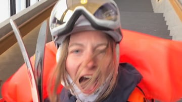 Esquiadora de Mammut con el airbag desplegándose y poniendo cara de sorpresa en una estación de esquí.