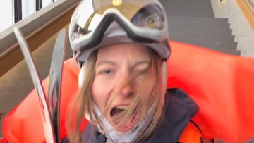 Esquiadora de Mammut con el airbag desplegándose y poniendo cara de sorpresa en una estación de esquí.
