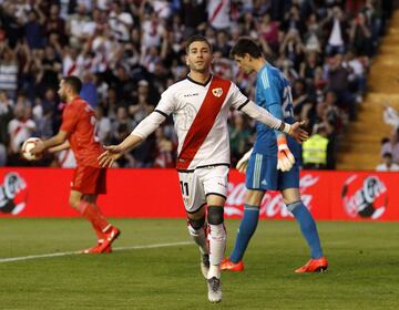 1-0. Adri¨¢n Embarba celebr¨® el primer gol.