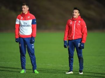 Alexis Sánchez entrena junto a Özil