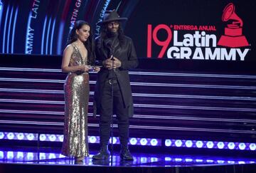 Beatriz Luengo y Draco durante la 19º ceremonia anual de los Premios Grammy Latinos en el MGM Grand Garden Arena en Las Vegas.