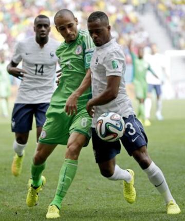 Peter Odemwingie y el defensa francés Patrice Evra.