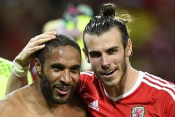 Gareth Bale celebra junto a Ashley Williams la victoria ante Rusia.