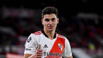 BUENOS AIRES, ARGENTINA - MAY 25: Julian Alvarez of River Plate greets the fans during the Copa CONMEBOL Libertadores 2022 match between River Plate and Alianza Lima at Estadio Monumental Antonio Vespucio Liberti on May 25, 2022 in Buenos Aires, Argentina. (Photo by Marcelo Endelli/Getty Images)