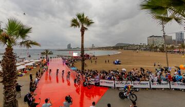 Panorámica de la salida de la primera etapa de La Vuelta. 


