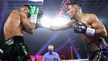 Te&oacute;fimo L&oacute;pez golpea a Lomachenko durante su combate.