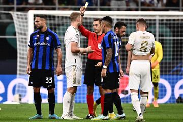 Matthijs de Ligt, defensor holandés del Bayern de Múnich, recibe una tarjeta amarilla del árbitro francés Clement Turpin.