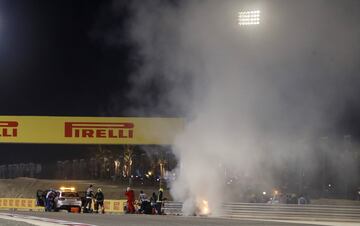 El monoplaza del piloto franc¨¦s se ha incendiado tras un fuerte impacto en la curva tres del Gran Premio de Bahr¨¦in. Romain Grosjean sali¨® por su propio pie del monoplaza. El accidente lleg¨® tras un cambio de direcci¨®n del piloto de Haas, en el que se ha tocado con el Alpha Tauri de Kvyat.