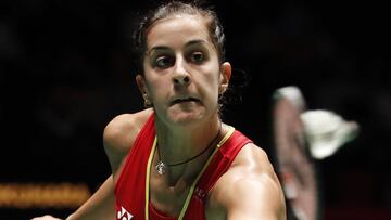 Carolina Marín devuelve una bola ante Nozomi Okuhara durante la final del Japan Open 2018 en Tokyo, Japón.