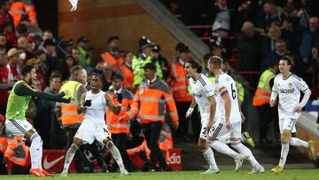 Liverpool (United Kingdom), 29/10/2022.- Leeds' Crysencio Summerville celebrates with teammates after scoring the 1-2 during the English Premier League soccer match between Liverpool FC and Leeds United in Liverpool, Britain, 29 October 2022. (Reino Unido) EFE/EPA/ADAM VAUGHAN EDITORIAL USE ONLY. No use with unauthorized audio, video, data, fixture lists, club/league logos or 'live' services. Online in-match use limited to 120 images, no video emulation. No use in betting, games or single club/league/player publications
