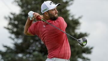 Jon Rahm golpea la bola durante la &uacute;ltima jornada del The Northern Trust, primer torneo de los FedExCup Playoffs, en el Liberty National Golf Club de Jersey City, New Jersey.