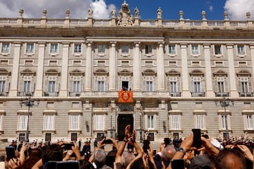 El rey de España Felipe, la reina Letizia y sus hijas, la princesa Leonor y la princesa Sofía, saludan desde un balcón después de asistir al relevo de la Guardia Real durante las conmemoraciones del décimo aniversario de la proclamación del rey de España Felipe VI en el Palacio Real de Madrid, España, 