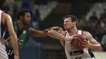 El base del Río Natura, Rafa Luz (d), intenta el lanzamiento ante el base estadounidense del Joventut, Clevin Hannah (i).