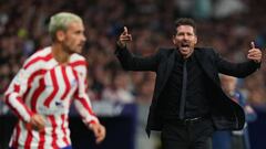 Simeone da indicaciones a Griezmann durante el Atlético-Real Madrid