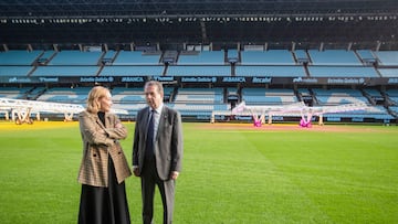 La presidenta del Celta, Marián Mouriño, y el alcalde de Vigo, Abel Caballero, charlan sobre el césped de Balaídos.
