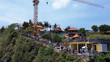 A new glass elevator on Nusa Penida’s iconic Kelingking Beach has sparked backlash from locals and tourists who say it destroys the island’s natural beauty.