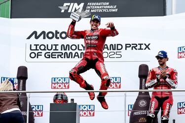 Hohenstein-Ernstthal (Germany), 13/07/2025.- Ducati Lenovo Team rider Marc Marquez (C) of Spain celebrates next to third placed Ducati Lenovo Team rider Francesco Bagnaia of Italy on the podium after winning the Moto GP race of the motorcycling Grand Prix of Germany at the Sachsenring racing circuit in Hohenstein-Ernstthal, Germany, 13 July 2025. (Motociclismo, Alemania, Italia, España) EFE/EPA/FILIP SINGER
