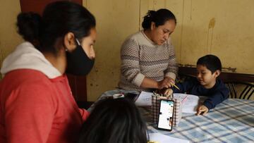 &Aacute;ngel y Cinthia Palomino participan en una clase de tele-escuela en linea desde su vivienda en el asentamiento humano la Nueva Rinconada, en Pamplona, un barrio del populoso distrito lime&ntilde;o de San Juan de Miraflores (Per&uacute;). EFE/ Paolo Aguilar