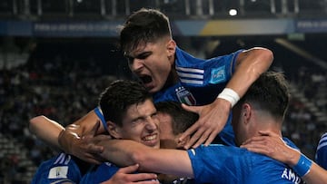 Italy's midfielder Cesare Casadei (covered) celebrates with teammates after scoring a goal during the Argentina 2023 U-20 World Cup semi-final match between Italy and South Korea at the Estadio Unico Diego Armando Maradona stadium in La Plata, Argentina, on June 8, 2023. (Photo by JUAN MABROMATA / AFP)