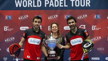 Los jugadores Fernando Belastegu&iacute;n y Pablo Lima reciben el trofeo de campeones.