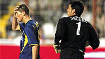 <b>LAMENTO</B>. Fernando Torres se lamenta ante el portero rayista Segura de las ocasiones que se fallaron.