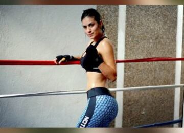 La boxeadora colombiana, Mónica Henao, afincada en Panamá busca triunfar en el boxeo latinoamericano, está harta de que sus contrincantes la subestimen por su escultural cuerpo y de que antes de subirse al ring le suelten frases como "la modelito va a com