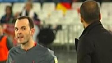 <b>EXPULSADO EN ALMERÍA. </b>Gallego Galindo escucha a Guardiola, que acabó el partido en la grada.