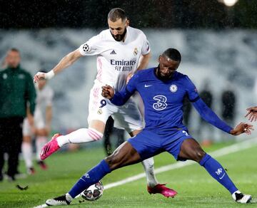 Rüdiger pelea un balón con Benzema.