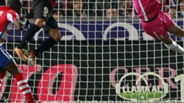 GRAN TOÑO. El portero del Granada cuajó un buen partido. en esta acción se adelanta a Falcao y evita que el colombiano marcara de cabeza.