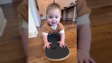 Se nota que es hija de Ryan Sheckler: así patina Olive con tan solo 10 meses