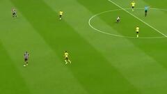 Ben Brereton mostró su ‘picardía’ chilena en esta jugada: se llenó de pifias