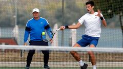 Novak Djokovic entrena bajo la supervisi&oacute;n de su entrenador Marin Vajda en un entrenamiento en Belgrado.