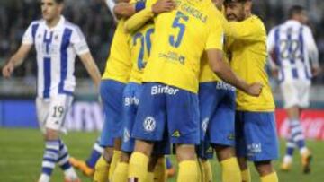 Los jugadores de la Unión Deportiva Las Palmas celebran el gol de Willian José Da Silva.