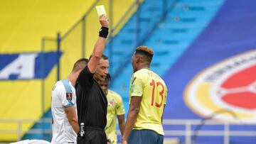 Yerry Mina. defensa de la Selecci&oacute;n Colombia, sali&oacute; expulsado en la derrota 0-3 ante Uruguay y ser&aacute; la primera baja de Queiroz ante Ecuador en Quito