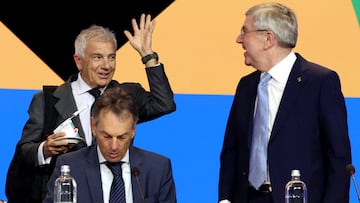 Juan Antonio Samaranch bromea con Thomas Bach durante la Sesión del COI en Costa Navarino.