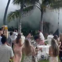 Dos olas gigantes irrumpen en una boda en Hawái