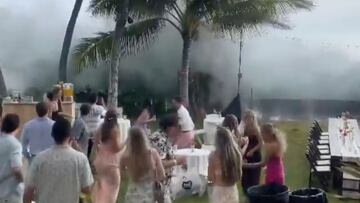 Una ola gigante irrumpe en una boda en la isla grande de Hawái (Estados Unidos), con los comensales arreglados y empezando a correr para huir del mar.