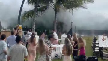 Una ola gigante irrumpe en una boda en la isla grande de Haw&aacute;i (Estados Unidos), con los comensales arreglados y empezando a correr para huir del mar. 