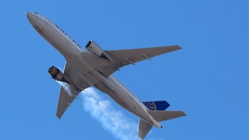 El vuelo UA328 de United Airlines, que transporta a 231 pasajeros y 10 tripulantes a bordo, regresa al Aeropuerto Internacional de Denver con el motor de estribor en llamas después de que llamó a una alerta sobre Denver, Colorado, EE. UU. El 20 de febrero de 2021.