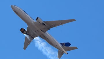 El vuelo UA328 de United Airlines, que transporta a 231 pasajeros y 10 tripulantes a bordo, regresa al Aeropuerto Internacional de Denver con el motor de estribor en llamas despu&eacute;s de que llam&oacute; a una alerta sobre Denver, Colorado, EE. UU. El 20 de febrero de 2021.