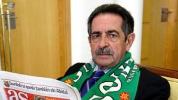 <b>¡PODEMOS! </b>El alcalde de Santander, su jefe de gabinete, Canales, varias tenderas, aficionados y empleados del club apoyan al Racing.