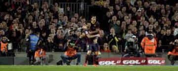 El centrocampista del FC Barcelona Cesc Fábregas celebra con su compañero Pedro Rodríguez el gol marcado al Rayo Vallecano, cuarto para el conjunto azulgrana