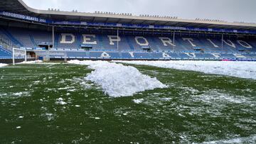 Nieve en el c¨¦sped del estadio de Mendizorroza.